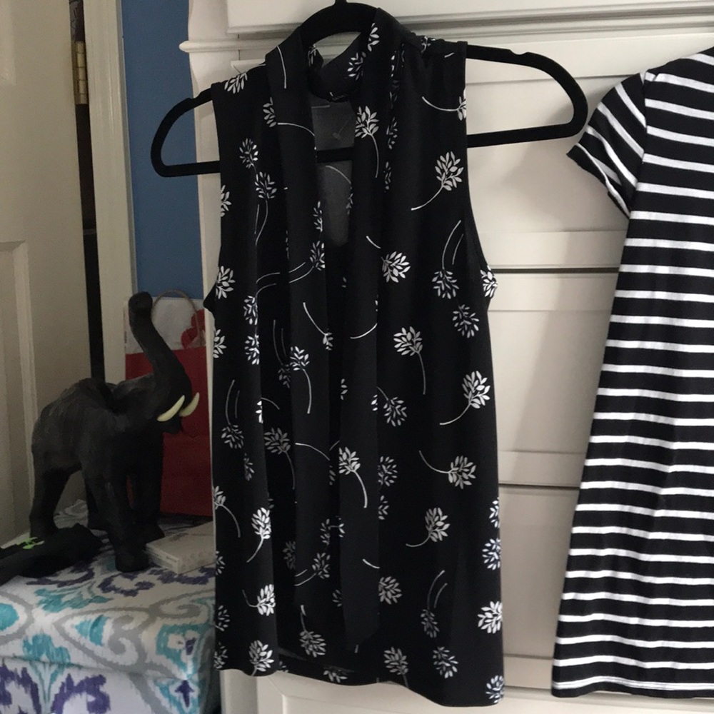 Banana republic black & white printed blouse